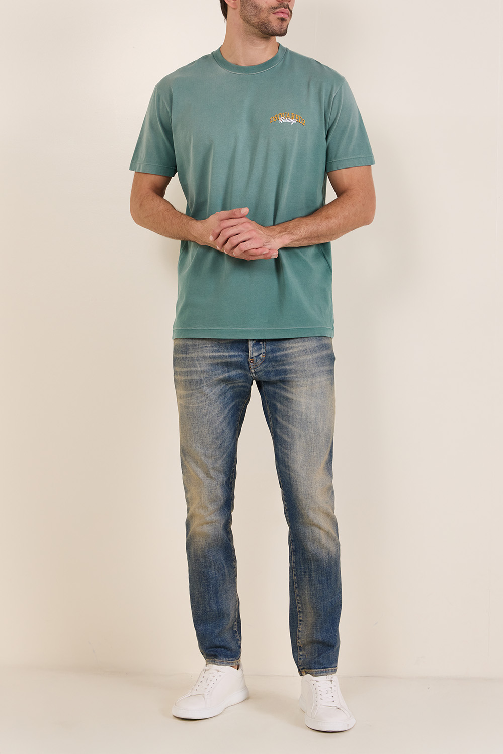 תמונת כל הלוק של חולצת טי